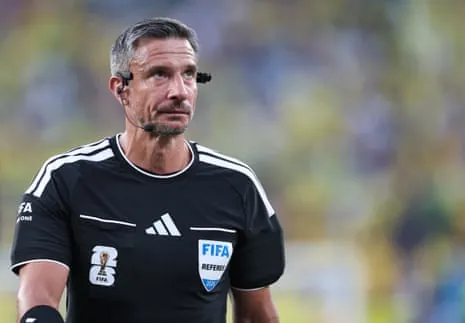 Referee Slavko Vinčić.